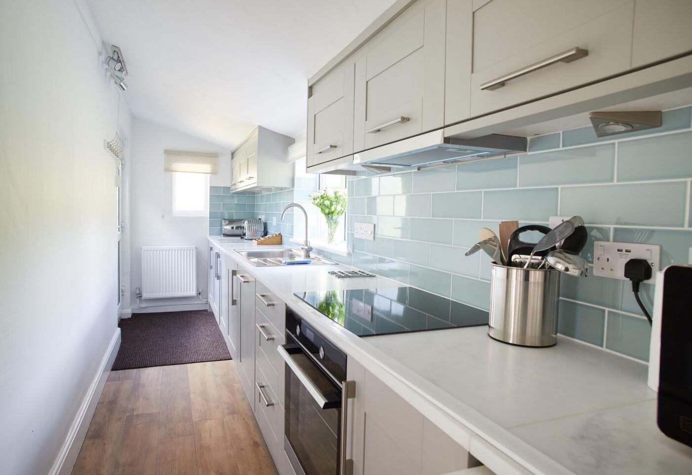 Microondas, horno, lavavajillas, utensilios de cocina