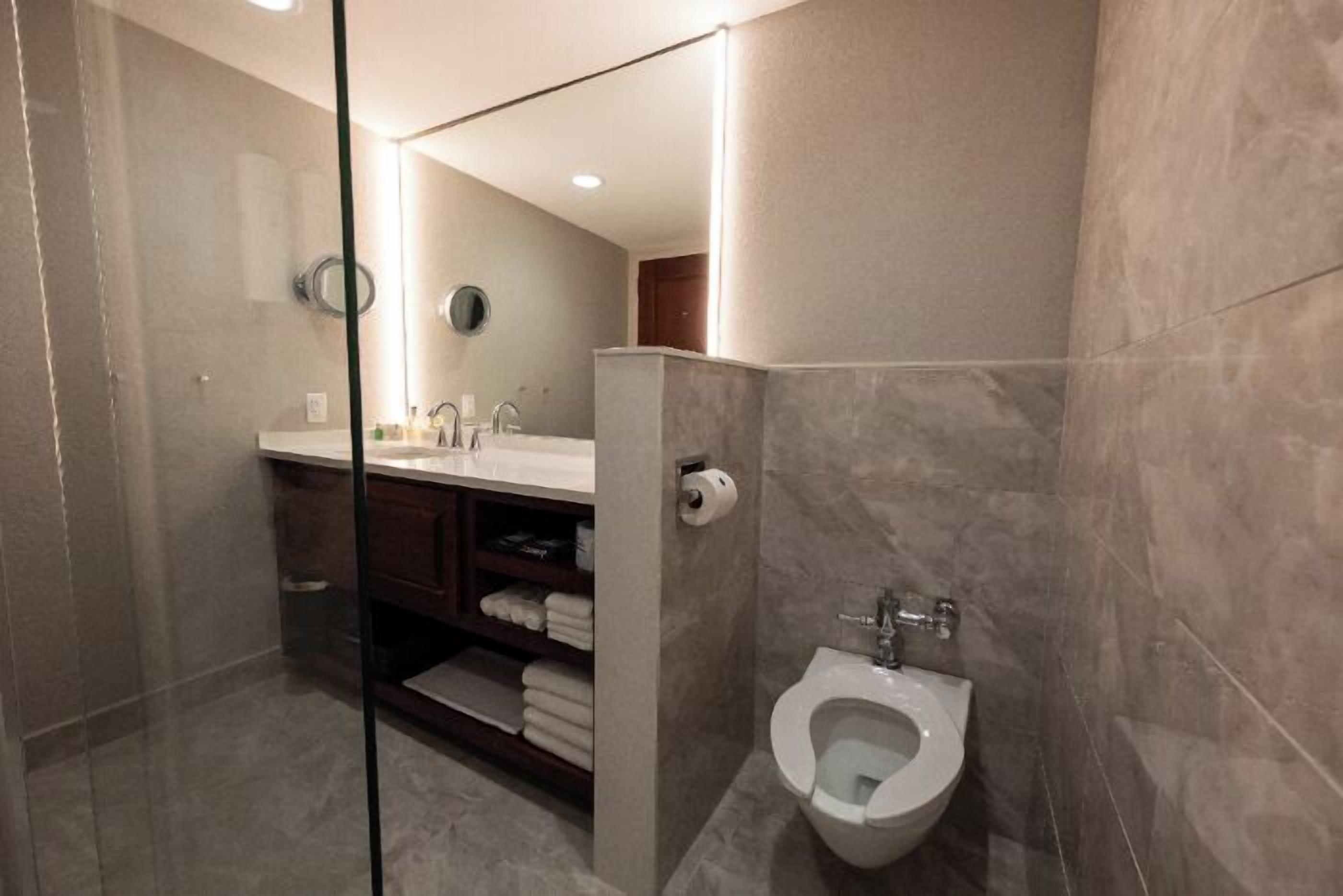 Dusch, hårtork och handdukar