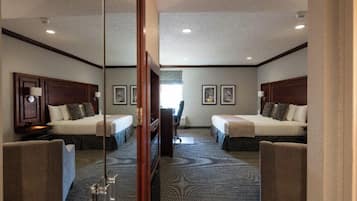 1 soverom, skrivebord, strykejern/-brett og reiseseng for barn