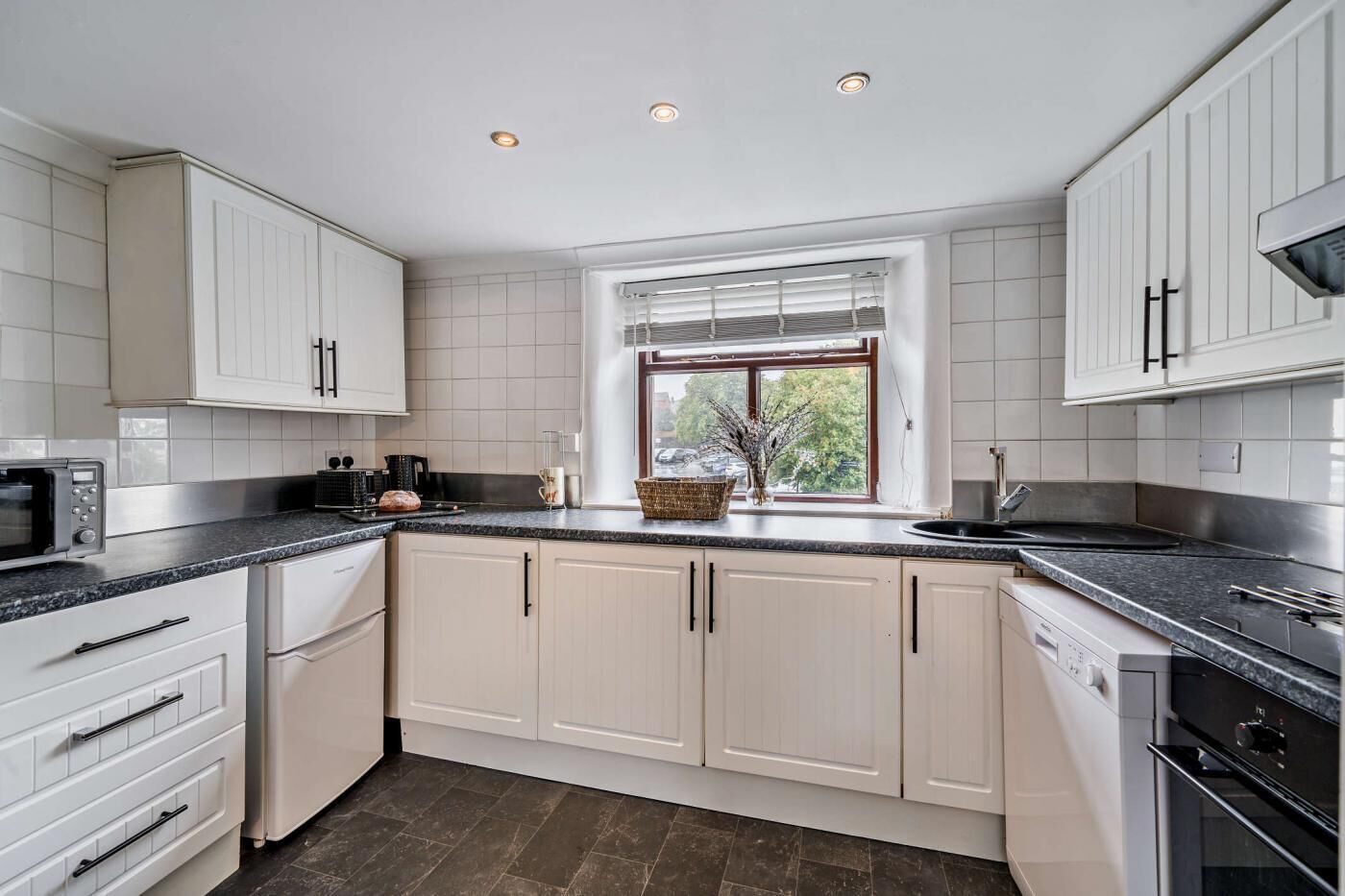 Four, lave-vaisselle, batterie de cuisine, vaisselle et ustensiles