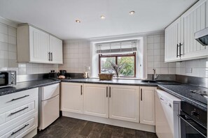 Oven, dishwasher, cookware/dishes/utensils - 2 Bed in Ulverston (oc-q29885) (Ulverston)