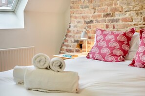 Travel cot, free WiFi, bed sheets - 3 Bed in Swanage (oc-n29755) (Swanage)