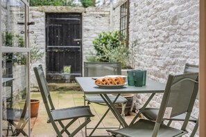 Outdoor dining - 3 Bed in Swanage (oc-n29755) (Swanage)