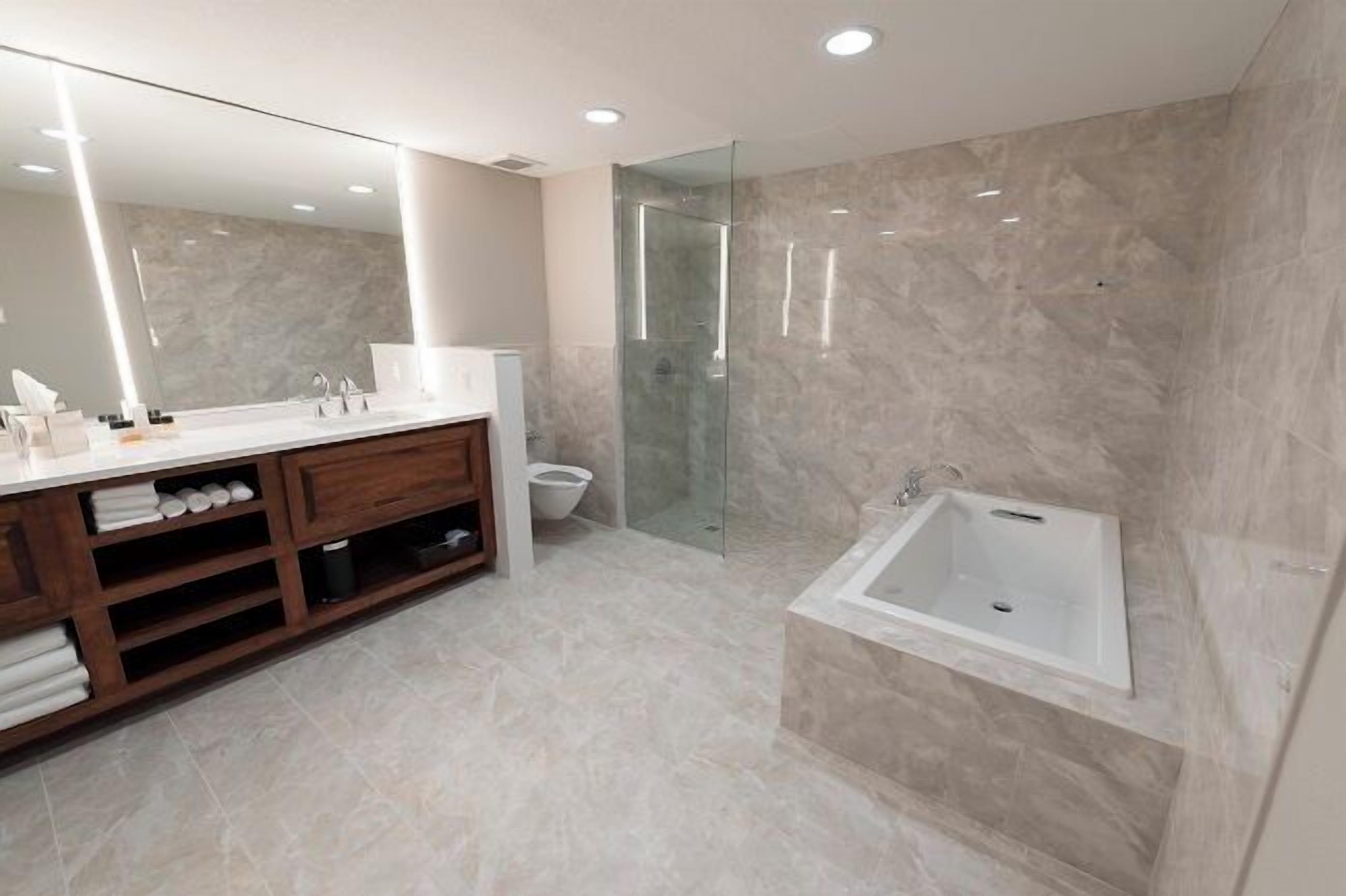 Dusj, hårføner og håndklær