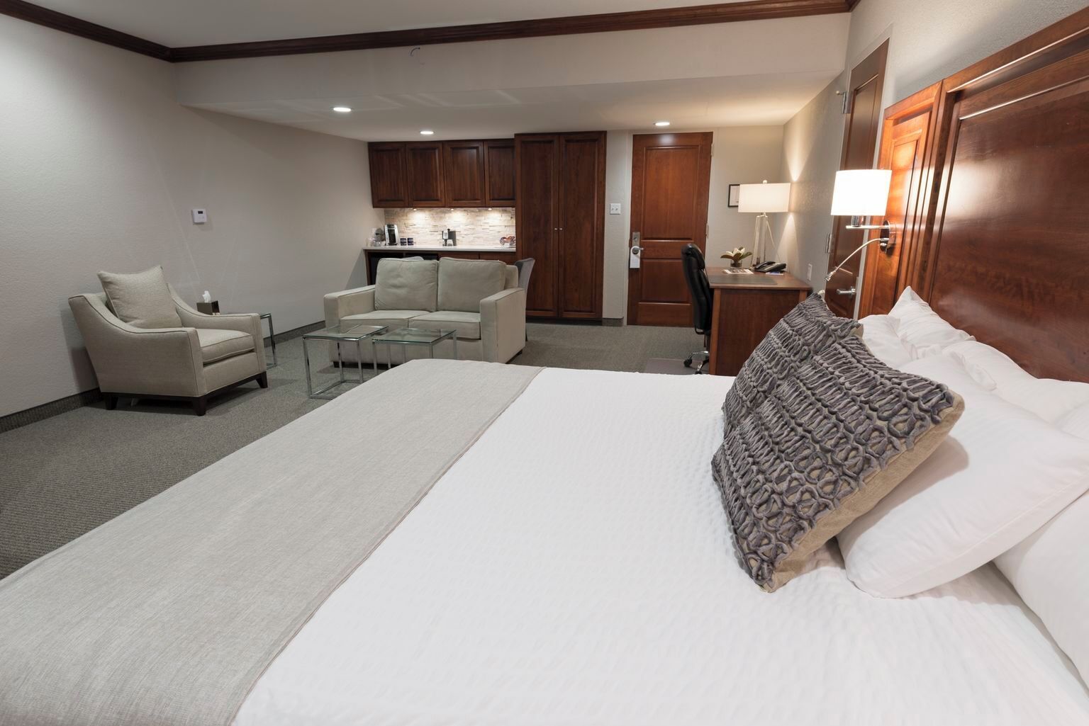 Skrivebord, strykejern/-brett, reiseseng for barn og wi-fi (inkludert)