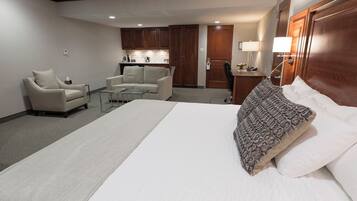 Skrivebord, strykejern/-brett, reiseseng for barn og wi-fi (inkludert)