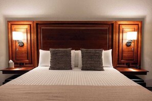 Desk, iron/ironing board, travel cot, free WiFi - Luxury King Suite with sleeper sofa and Breakfast (Hillsdale)