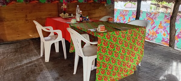 Outdoor dining - Tanna Chez Nous Bungalow & Tours (Tafea Province)