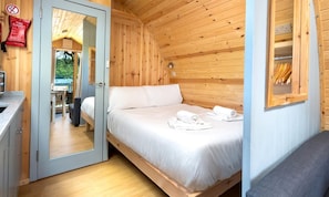 1 bedroom, travel cot, free WiFi, bed sheets