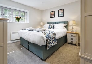 Free WiFi, bed sheets - Lily of the Valley - Two Bedroom House, Sleeps 4 (Newby Bridge)