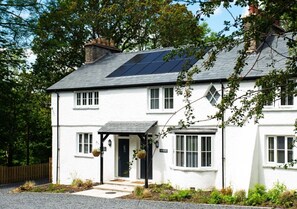 Exterior - Bee Holme - Two Bedroom House, Sleeps 4 (Newby Bridge)
