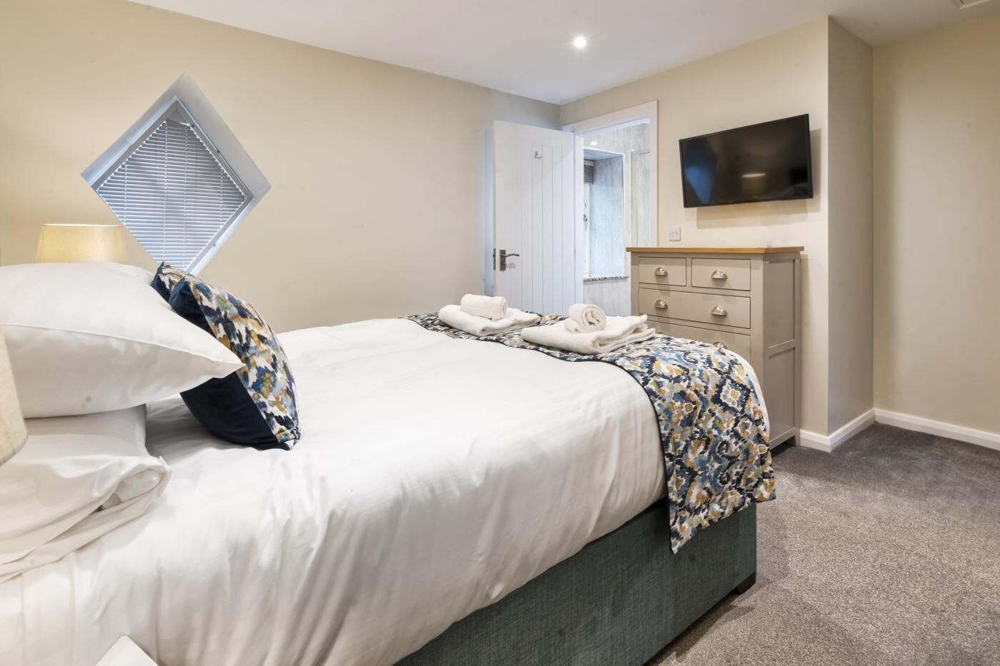 2 bedrooms, travel cot, free WiFi, bed sheets