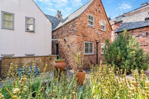 Exterior - 2 Bed in Whitby (oc-w29863) (Whitby)