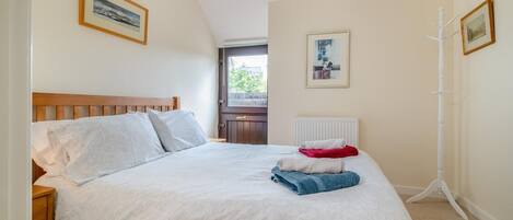 Tabla de planchar con plancha, wifi gratis y ropa de cama