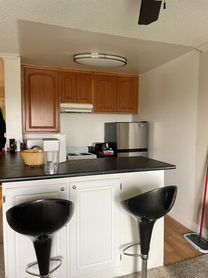Private kitchen - Modern West LA Studio – Pool, Gym & Parking (Los Angeles)