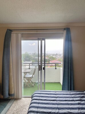 Iron/ironing board, WiFi - Modern West LA Studio – Pool, Gym & Parking (Los Angeles)