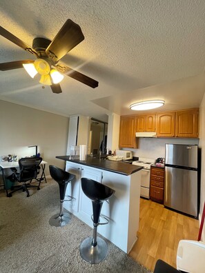 Private kitchen - Modern West LA Studio – Pool, Gym & Parking (Los Angeles)