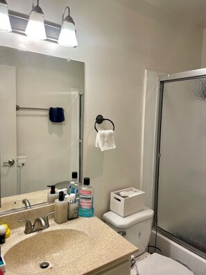 Towels, soap - Modern West LA Studio – Pool, Gym & Parking (Los Angeles)