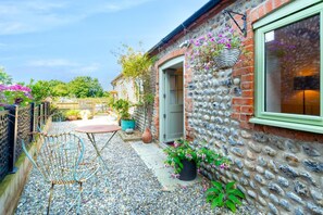 Outdoor dining - 1 Bed in Trimingham (oc-h29803) (Trimingham)