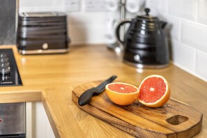 Four à micro-ondes, un four, lave-vaisselle, vaisselle et ustensiles