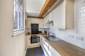 Mikrovågsugn, ugn, diskmaskin och grytor/köksredskap