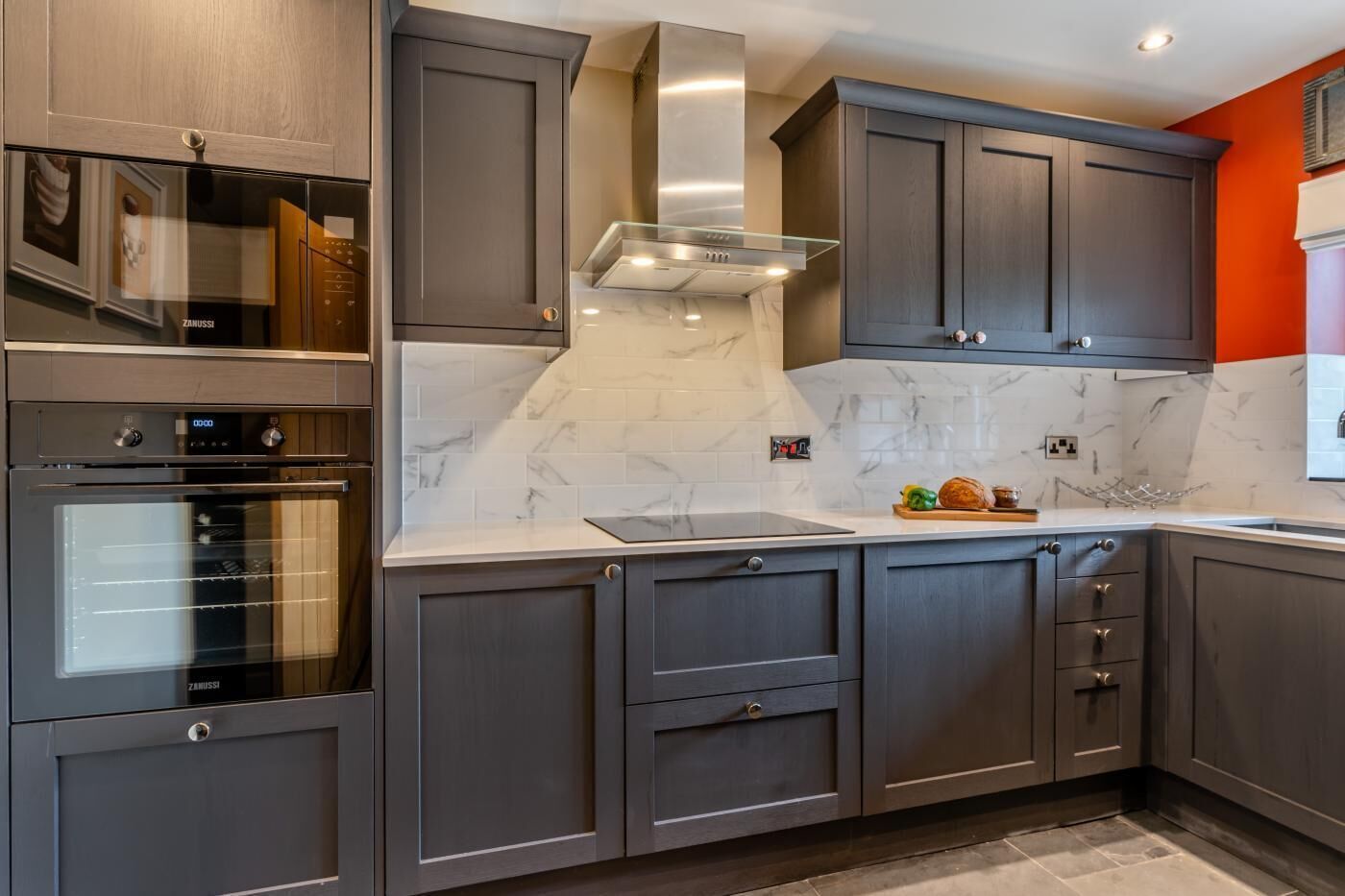 Mikrobølgeovn, ovn, høy barnestol og kjøkkenutstyr