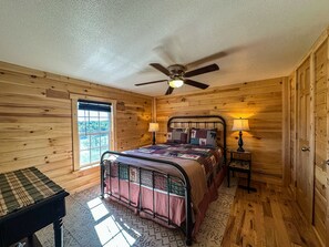 2 bedrooms, iron/ironing board, free WiFi, bed sheets - Tranquil Turkey Ridge Cabin w/ Private Hot Tub (Nelsonville)