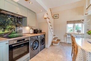 Microwave, oven, dishwasher, cookware/dishes/utensils - 2 Bed in Melbourne (oc-t29849) (King's Newton)