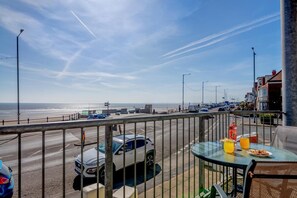 Outdoor dining - 2 Bed in Bridlington (oc-o29896) (Bridlington)
