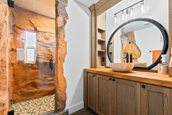 Shower, hair dryer, towels, soap - The Rock: Unique Hand-Carved Charm close to airport, downtown and BSU (Boise)