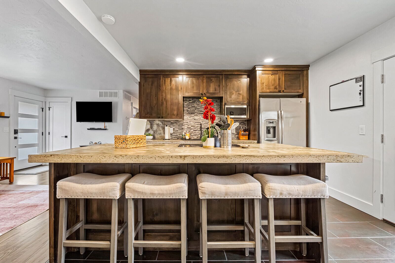 Réfrigérateur, micro-ondes, four, plaque de cuisson