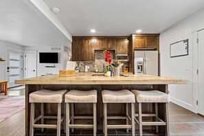 Fridge, microwave, oven, stovetop - The Rock: Unique Hand-Carved Charm close to airport, downtown and BSU (Boise)