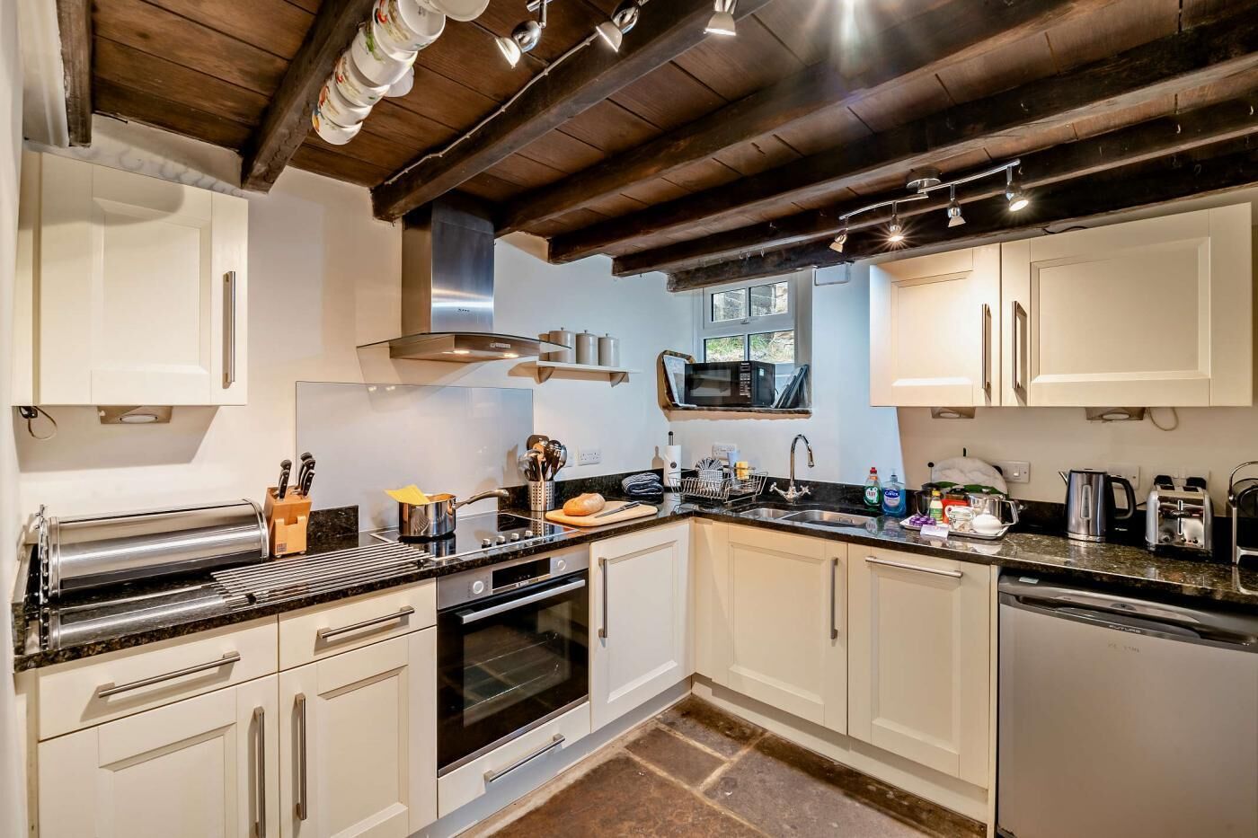 ميكروويف، فرن، غسالة أطباق، مستلزمات طهي/أطباق/أوعية