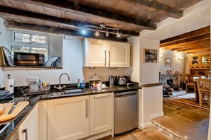 ميكروويف، فرن، غسالة أطباق، مستلزمات طهي/أطباق/أوعية