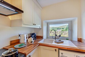 Oven, cookware/dishes/utensils - 1 Bed in Worton (oc-s29867) (Bainbridge)
