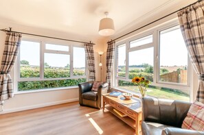 Living area - 4 Bed in Woolage Green (oc-f29907) (Woolage Green)