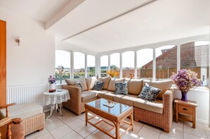 Living area - 4 Bed in Woolage Green (oc-f29907) (Woolage Green)