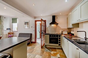 Microwave, oven, dishwasher, high chair - 2 Bed in Loveston (oc-l29792) (Reynalton)