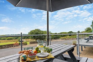Outdoor dining - 4 Bed in Loveston (oc-t29794) (Reynalton)