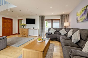 TV - 4 Bed in Loveston (oc-t29794) (Reynalton)