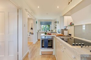 Microwave, dishwasher, cookware/dishes/utensils - 3 Bed in Docking (oc-g29874) (Docking)