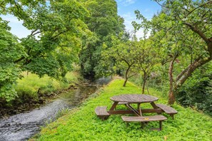 Outdoor dining - 2 Bed in Kirkby Malham (oc-f29609) (Airton)