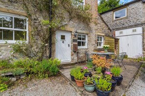 Outdoor dining - 2 Bed in Kirkby Malham (oc-f29609) (Airton)