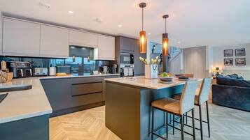 Microondas, horno, lavavajillas y utensilios de cocina