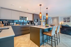 Microondas, horno, lavavajillas y utensilios de cocina