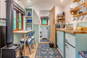 Cookware/dishes/utensils - 1 Bed in Two Waters Foot (oc-w29855) (Broadoak)