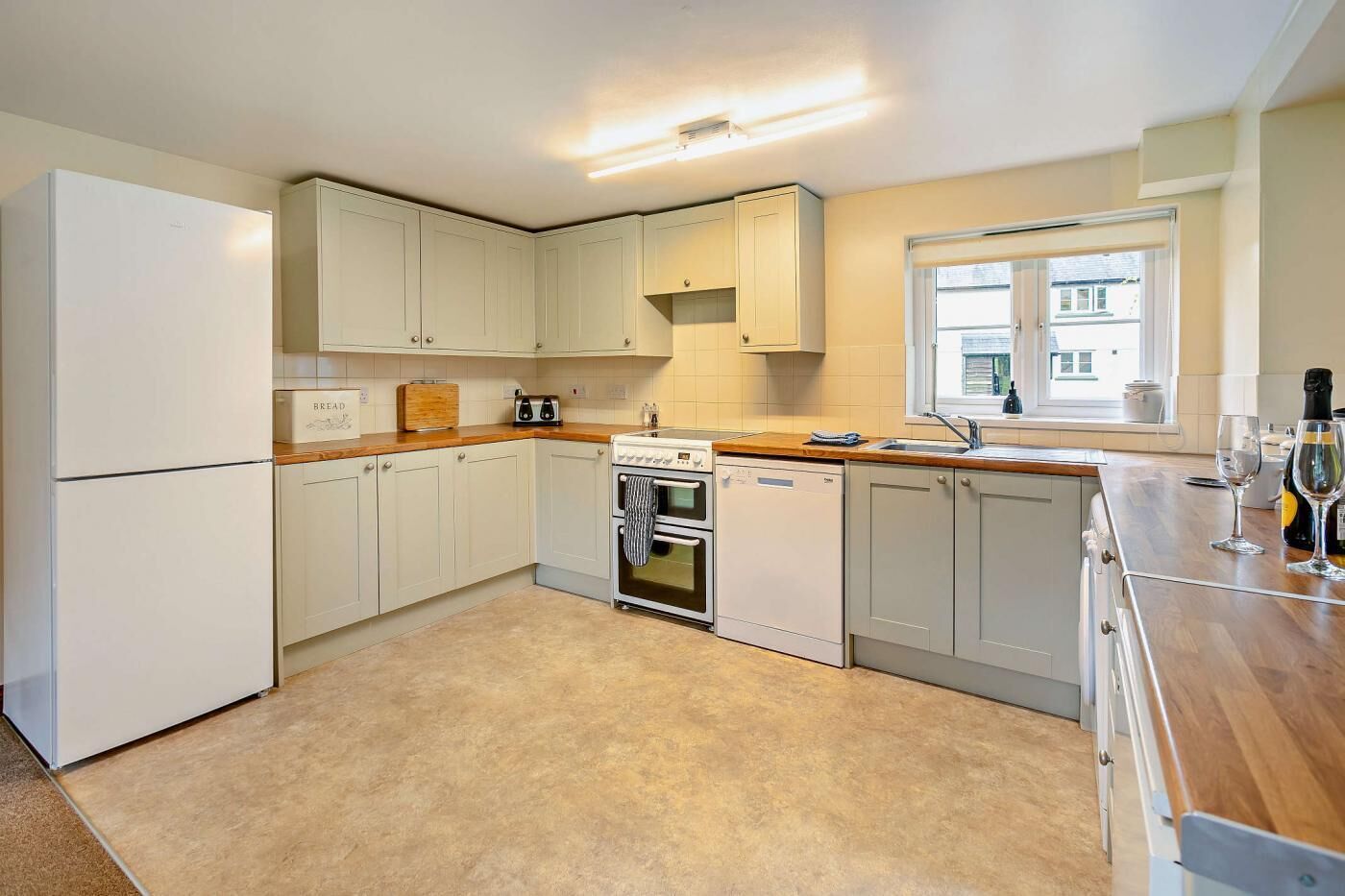 Mikrobølgeovn, ovn, opvaskemaskine, højstol