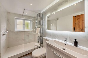 Towels - 3 Bed in Two Waters Foot (oc-p29858) (Broadoak)