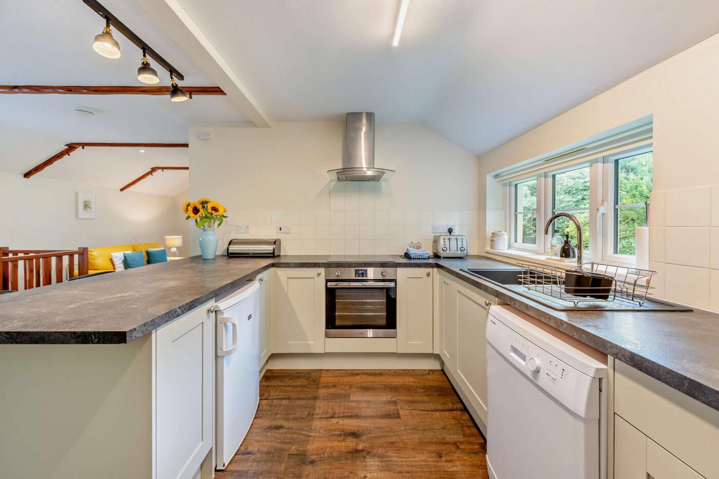 Mikrobølgeovn, ovn, opvaskemaskine, højstol