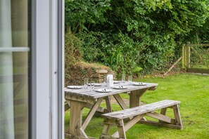 Outdoor dining - 3 Bed in Two Waters Foot (oc-p29856) (Broadoak)
